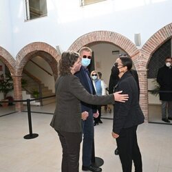 Otti Glanzielus, exmujer de Manolo Santana, saludando a Claudia Rodríguez, su viuda, en su capilla ardiente