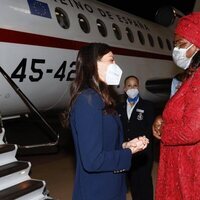 La Reina Letizia, recibida por la Primera Dama de Senegal a su llegada al Aeropuerto Internacional de Blaise Diagne