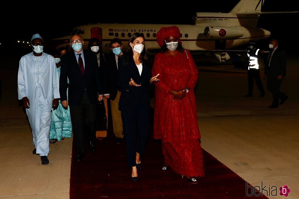 La Reina Letizia y la Primera Dama de Senegal hablando en el Aeropuerto Internacional de Blaise Diagne