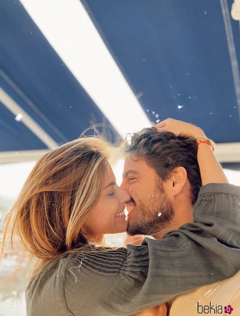 Maxi Iglesias y Stephanie Cayo compartiendo una mirada cómplice