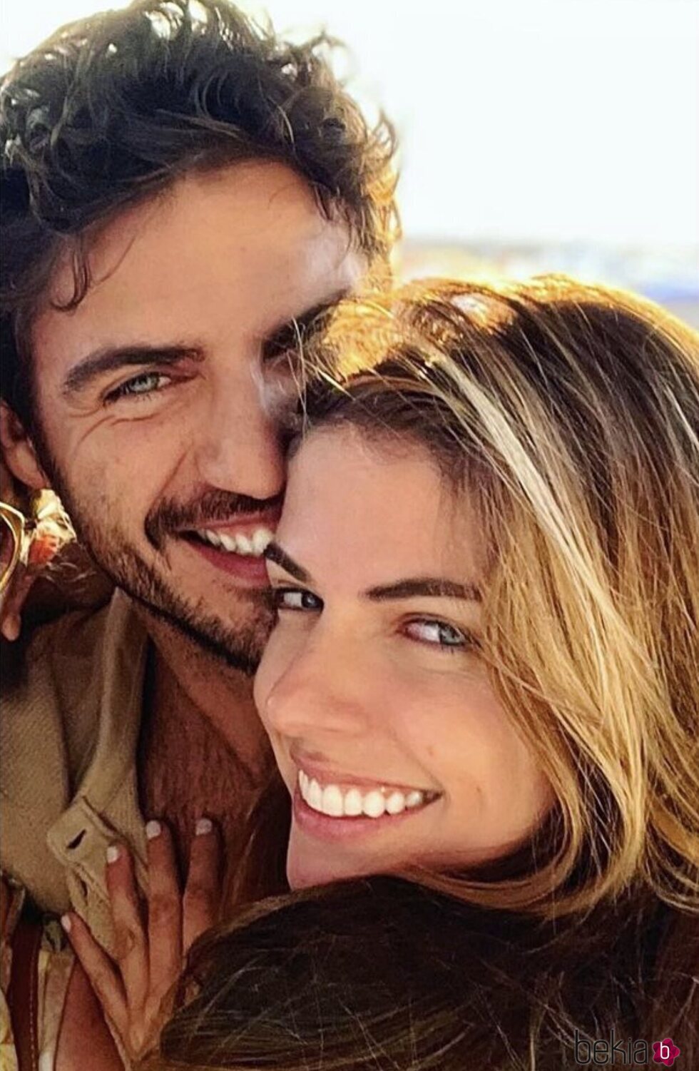 Maxi Iglesias y Stephanie Cayo, sonrientes entre abrazos