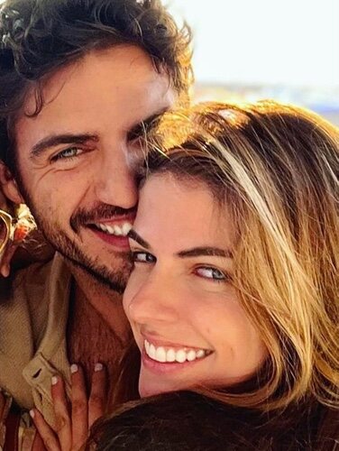 Maxi Iglesias y Stephanie Cayo, sonrientes entre abrazos