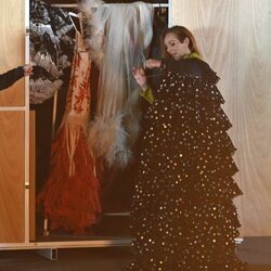 Rocío Carrasco mostrando los trajes de su madre en 'El último viaje de Rocío'