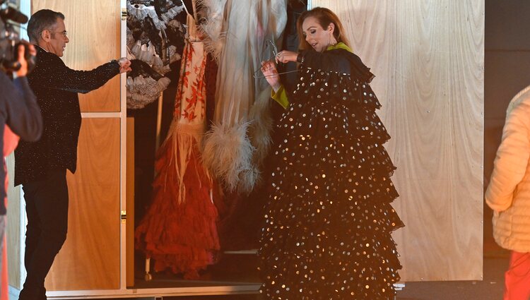 Rocío Carrasco mostrando los trajes de su madre en 'El último viaje de Rocío'