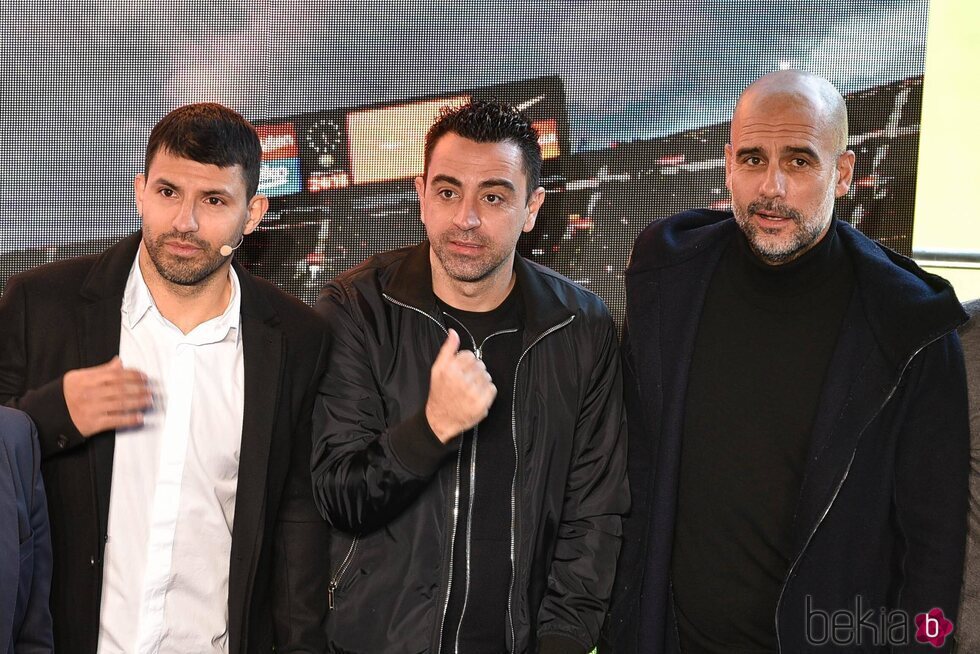 Kun Agüero con Xavi Hernández y Pep Guardiola en su despedida del fútbol profesional