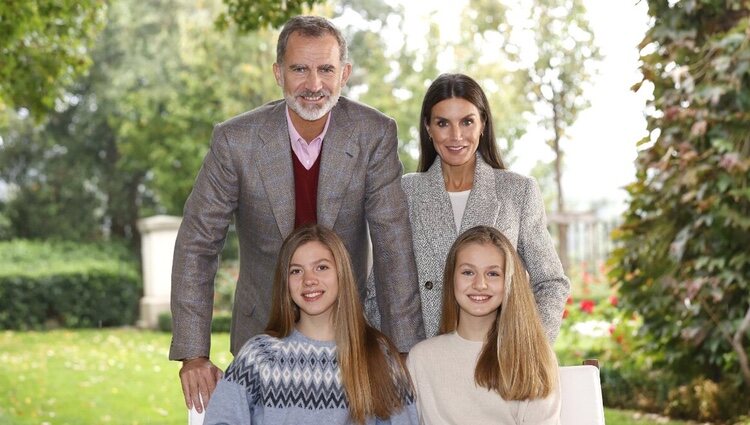 Los Reyes Felipe y Letizia, la Princesa Leonor y la Infanta Sofía en un posado familiar para felicitar la Navidad 2021