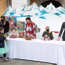 Jacques y Gabriella de Mónaco, Estefanía de Mónaco, Louis Ducruet y Camille Gottlieb en la entrega de regalos navideños 2021