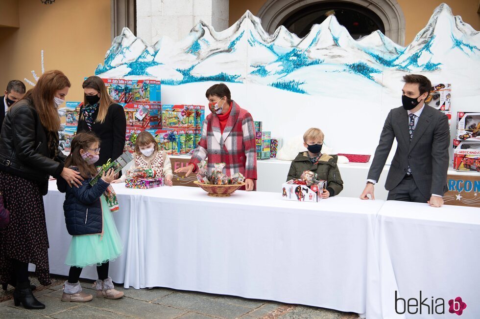 Jacques y Gabriella de Mónaco, Estefanía de Mónaco, Louis Ducruet y Camille Gottlieb en la entrega de regalos navideños 2021