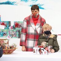 Jacques de Mónaco, Estefanía de Mónaco y Louis Ducruet en la entrega de regalos navideños 2021