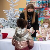 Gabriella de Mónaco da regalos a una niña en presencia de Camille Gottlieb en la entrega de regalos navideños 2021