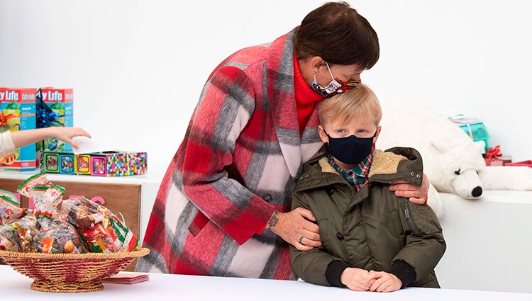 Estefanía de Mónaco, muy cariñosa con Jacques de Mónaco en la entrega de regalos navideños 2021