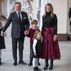 Magdalena de Suecia y Chris O'Neill con sus hijos en la recogida de árboles de Navidad