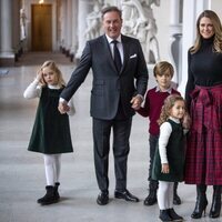 Magdalena de Suecia y Chris O'Neill con sus hijos en la recogida de árboles de Navidad