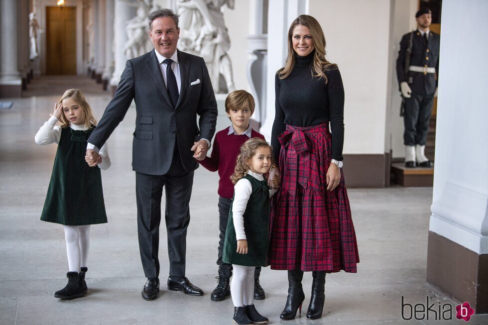 Magdalena de Suecia y Chris O'Neill con sus hijos en la recogida de árboles de Navidad