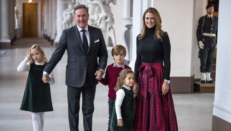 Magdalena de Suecia y Chris O'Neill con sus hijos en la recogida de árboles de Navidad