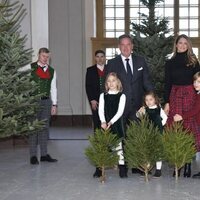 Magdalena de Suecia y Chris O'Neill con sus tres hijos en la recogida de árboles de Navidad