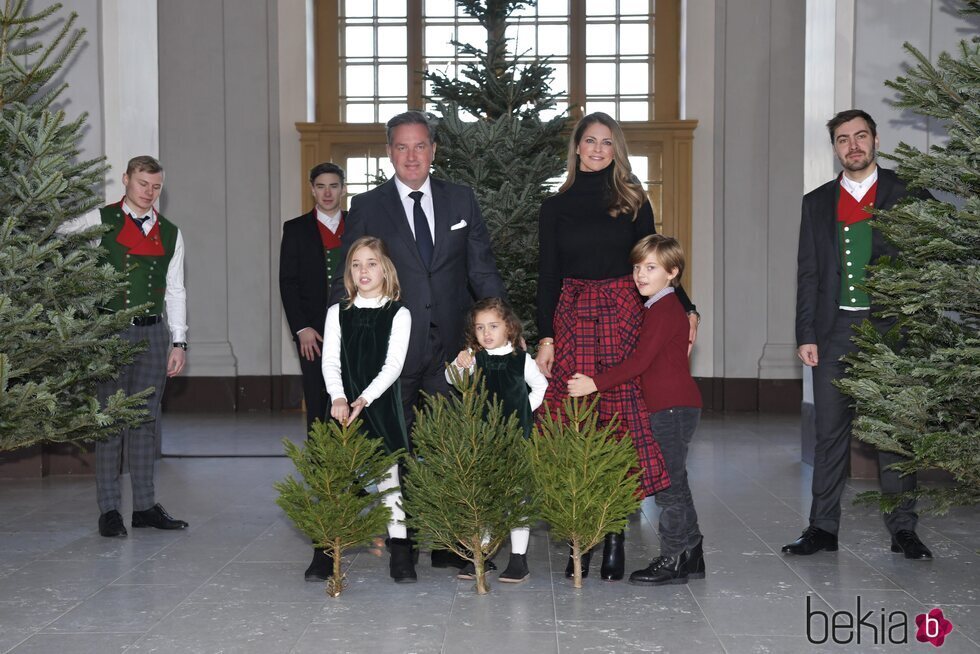 Magdalena de Suecia y Chris O'Neill con sus tres hijos en la recogida de árboles de Navidad