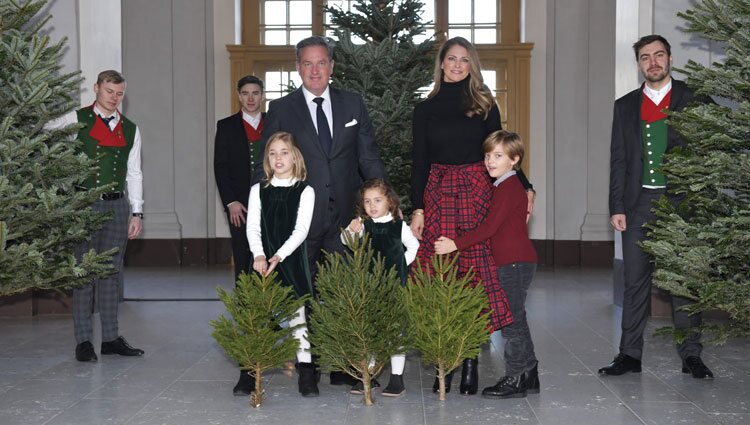 Magdalena de Suecia y Chris O'Neill con sus tres hijos en la recogida de árboles de Navidad