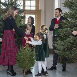 Magdalena de Suecia y sus hijos Nicolás de Suecia y Adrienne de Suecia en la recogida de árboles de Navidad