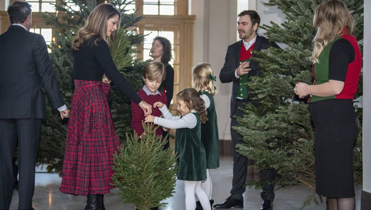 Magdalena de Suecia y sus hijos Nicolás de Suecia y Adrienne de Suecia en la recogida de árboles de Navidad