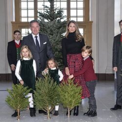 Magdalena de Suecia y Chris O'Neill con Leonor, Nicolás y Adrienne de Suecia en la recogida de árboles de Navidad