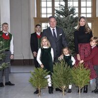 Magdalena de Suecia y Chris O'Neill con Leonor, Nicolás y Adrienne de Suecia en la recogida de árboles de Navidad