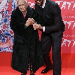 Miguel Ángel Muñoz con su tata en la presentación de '100 días con la tata' en el Cine Capitol de Madrid