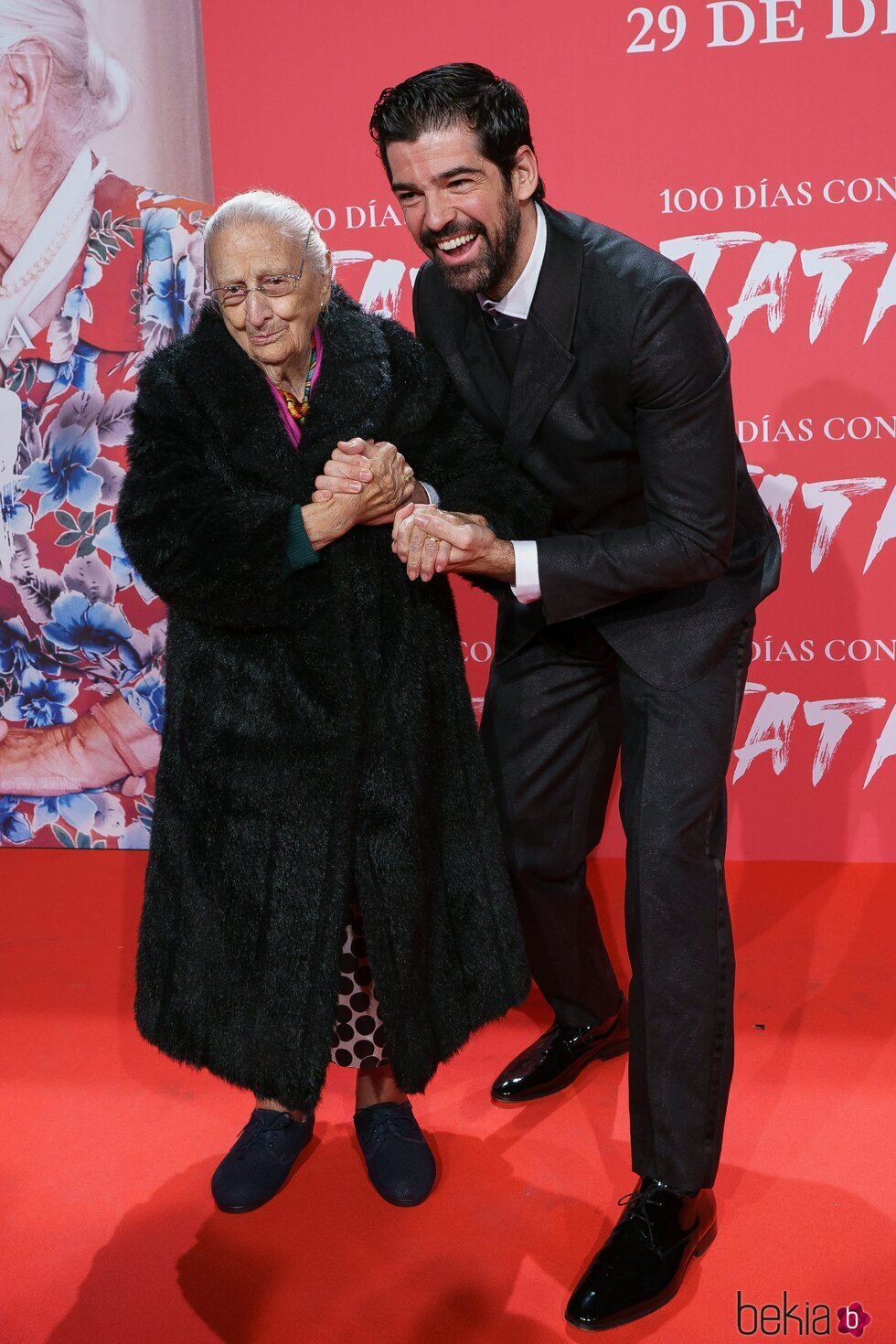 Miguel Ángel Muñoz con su tata en la presentación de '100 días con la tata' en el Cine Capitol de Madrid