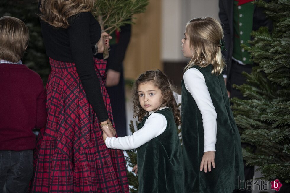 Adrienne de Suecia en la recogida de árboles de Navidad