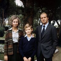 Los Reyes Juan Carlos y Sofía con el Rey Felipe cuando era pequeño