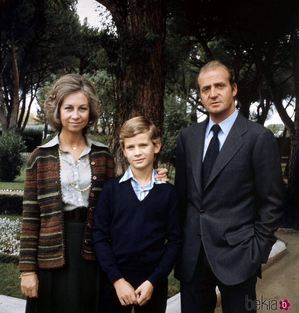 Los Reyes Juan Carlos y Sofía con el Rey Felipe cuando era pequeño