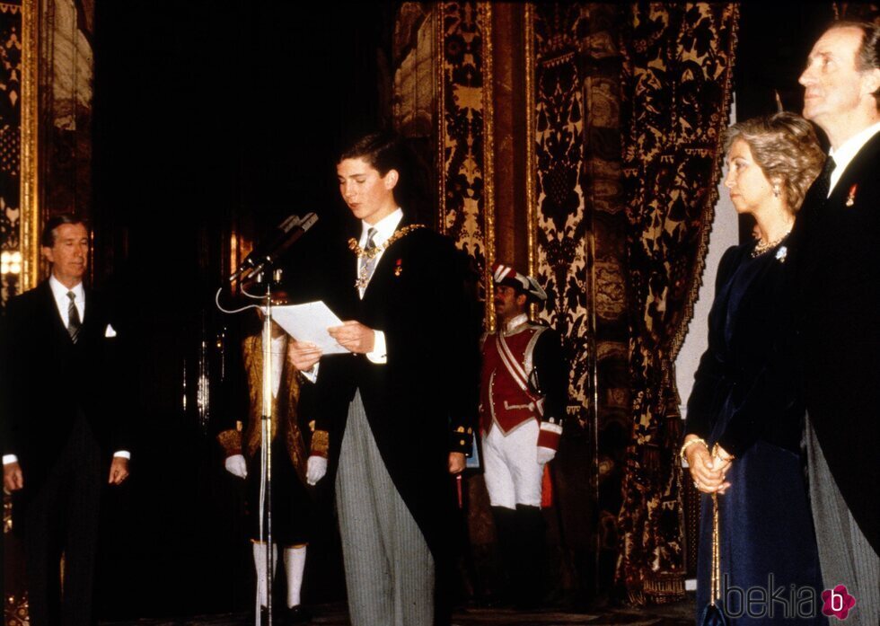 El Rey Felipe leyendo un discurso en su mayoría de edad ante los Reyes Juan Carlos y Sofía