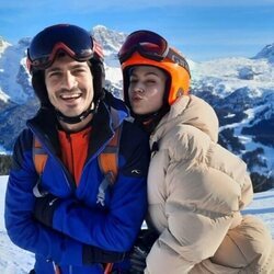 Chino Darín y Úrsula Corberó esquiando en Madonna di Campiglio, Italia