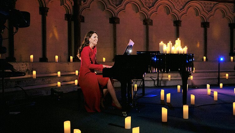 Kate Middleton tocando el piano en el concierto 'Royal Carols: Together At Christmas'