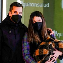 Laura Matamoros y Benji Aparicio, con su hijo Benjamín a las puertas del hospital