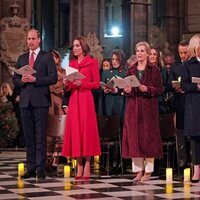 El Príncipe Guillermo y Kate Middleton, Sophie de Wessex, Zara Phillips y Mike Tindall, Eugenia de York y Pippa y James Middleton en el concierto de villan