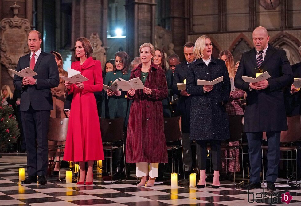 El Príncipe Guillermo y Kate Middleton, Sophie de Wessex, Zara Phillips y Mike Tindall, Eugenia de York y Pippa y James Middleton en el concierto de villan