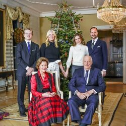 Harald y Sonia de Noruega con Haakon y Mette-Marit de Noruega e Ingrid Alexandra y Sverre Magnus de Noruega en su posado navideño 2021