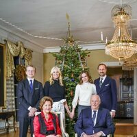 Harald y Sonia de Noruega con Haakon y Mette-Marit de Noruega e Ingrid Alexandra y Sverre Magnus de Noruega en su posado navideño 2021