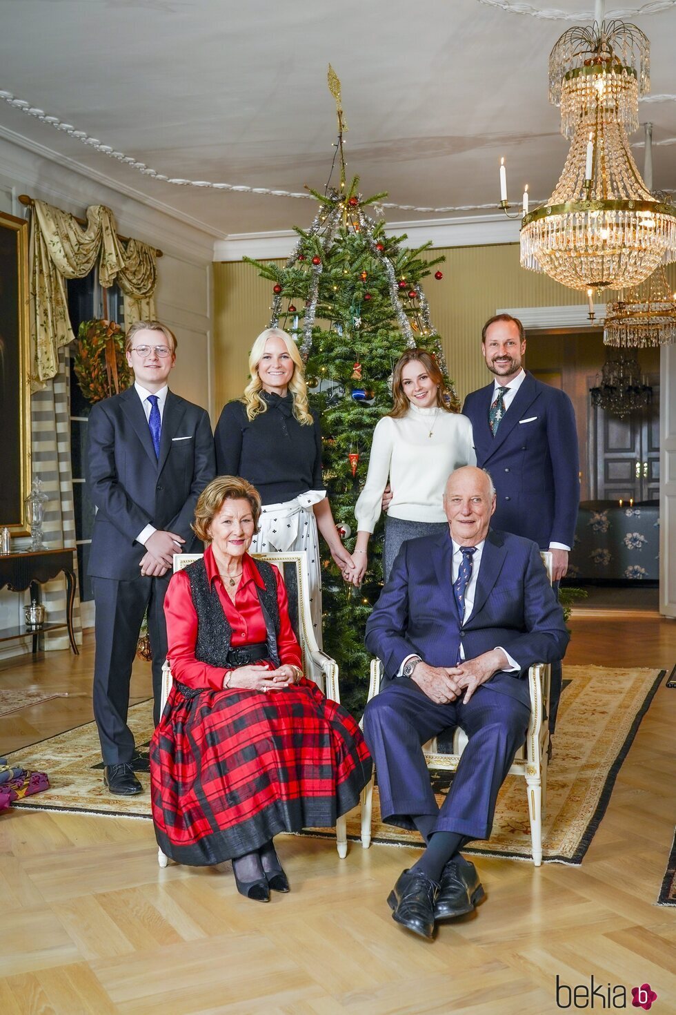 Harald y Sonia de Noruega con Haakon y Mette-Marit de Noruega e Ingrid Alexandra y Sverre Magnus de Noruega en su posado navideño 2021