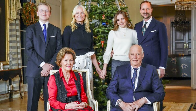 Harald y Sonia de Noruega con Haakon y Mette-Marit de Noruega e Ingrid Alexandra y Sverre Magnus de Noruega en su posado navideño 2021