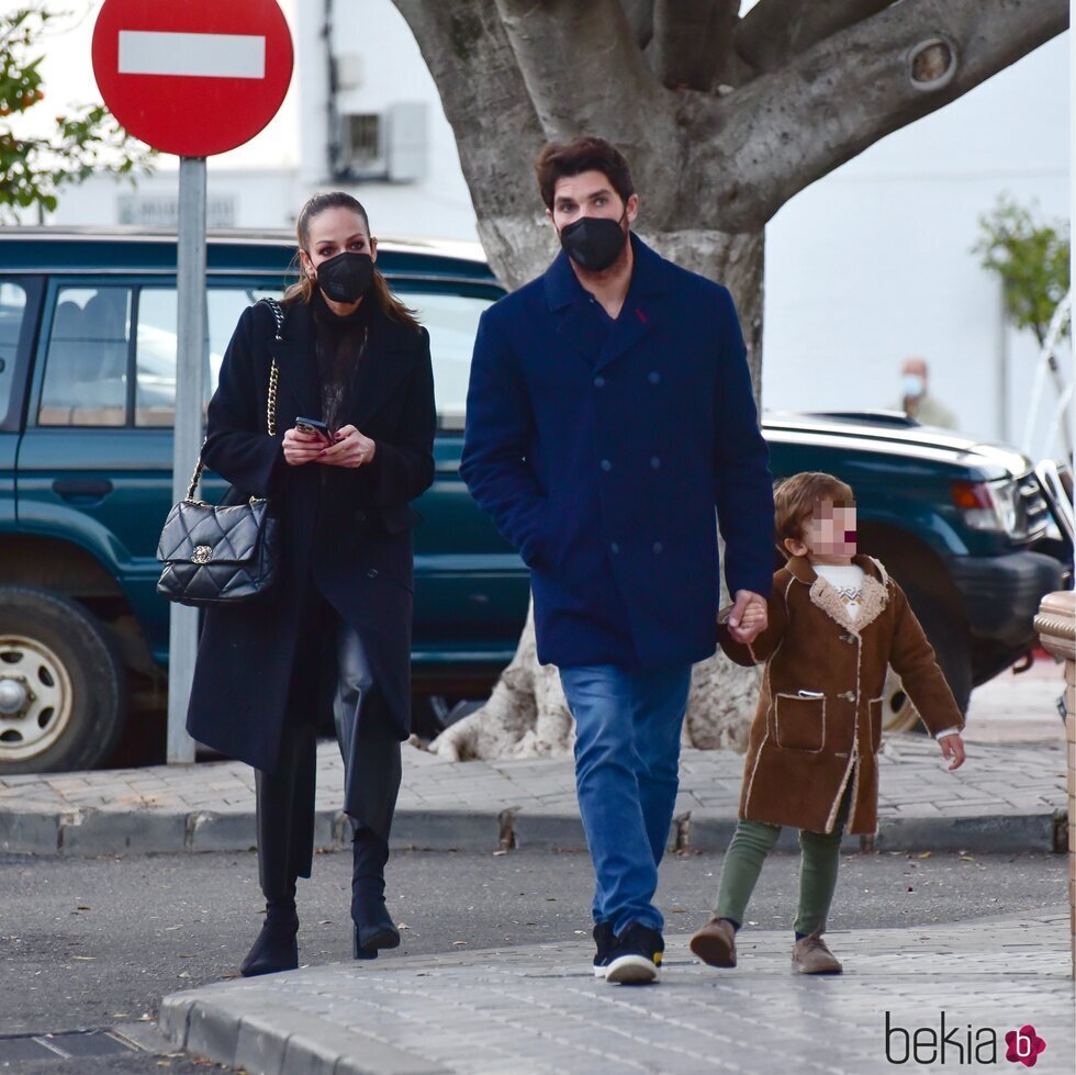 Eva González y Cayetano Rivera yendo a la Cabalgata de los Reyes Magos en Sevilla