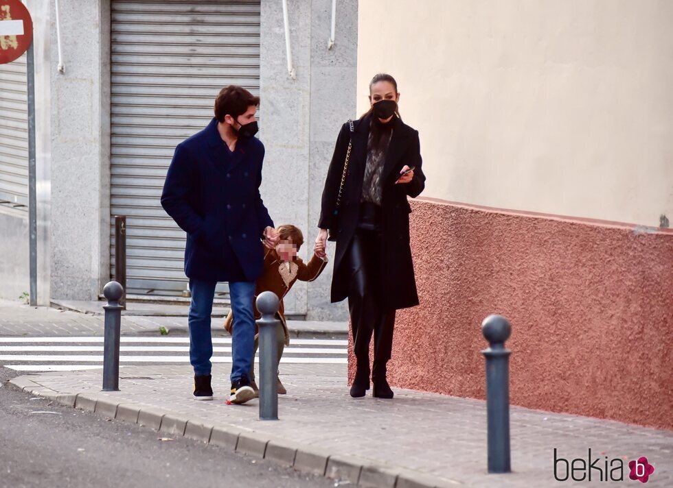 Eva González y Cayetano Rivera de camino a la Cabalgata de los Reyes Magos en Sevilla