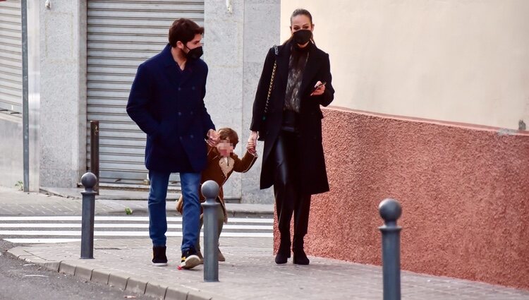 Eva González y Cayetano Rivera de camino a la Cabalgata de los Reyes Magos en Sevilla