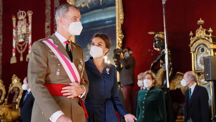 Los Reyes Felipe y Letizia accediendo al salón del Trono en la Pascua Militar 2022