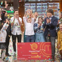 Guillem, los jueces y todos los concursantes de 'Masterchef Junior 9'