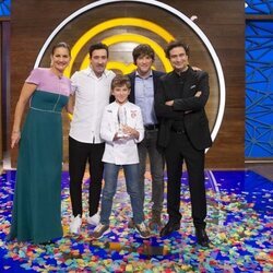 Guillem con los jueces y Eneko Atxa tras ganar 'Masterchef Junior 9'