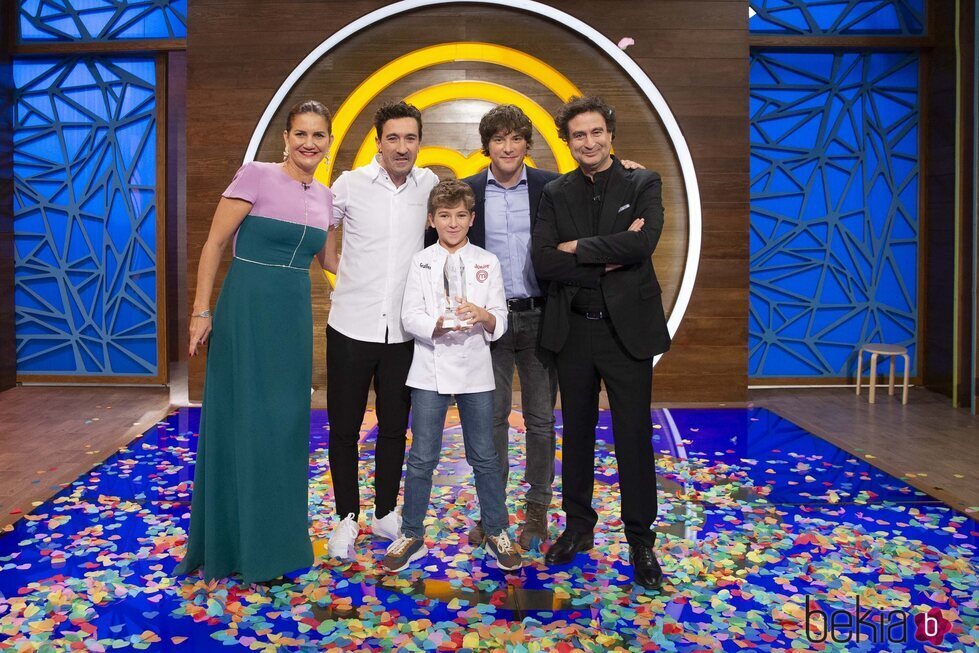 Guillem con los jueces y Eneko Atxa tras ganar 'Masterchef Junior 9'