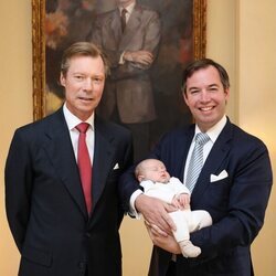 Enrique de Luxemburgo con su hijo Guillermo de Luxemburgo y su nieto Charles de Luxemburgo en su primera foto juntos