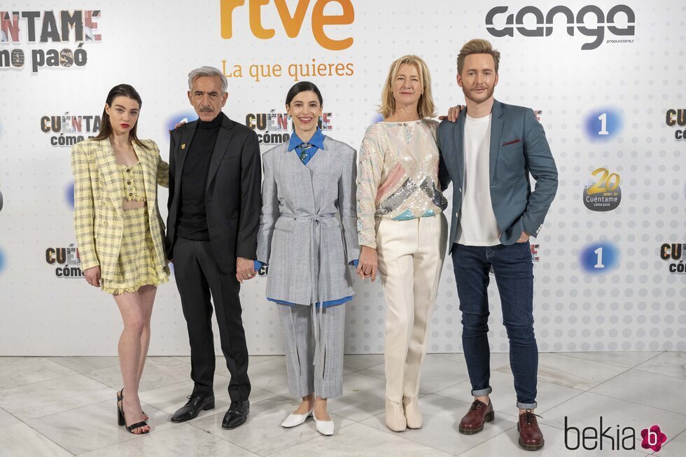 Carmen Climent, Imanol Arias, Irene Visedo, Ana Duato y Pablo Rivero presentando al temporada 22 de 'Cuéntame'